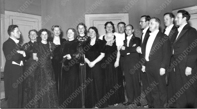 Het Nederlands Kamerkoor, 9 januari 1939, Haarlem. Van links naar rechts: Felix de Nobel, Greet Koeman, Dora Schrama, Corry Bijster, Hélène Ludolph, Roos Boelsma, Annie Hermes, Jo van de Meent, Michel Gobets, Kees Smulders, Ab Dana, Boris Pelski, Willem van Sante en Lucien Louman.