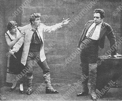Annie Ligthart als Martha in de opera Tiefland van Eugend'Albert in een uitvoering van De Nederlandsche Opera op 21 November, 1918 Richard van Helvoirt Pel, bariton als Sebastiano (rechts) en Chis de Vos, tenor als Pedro (midden)