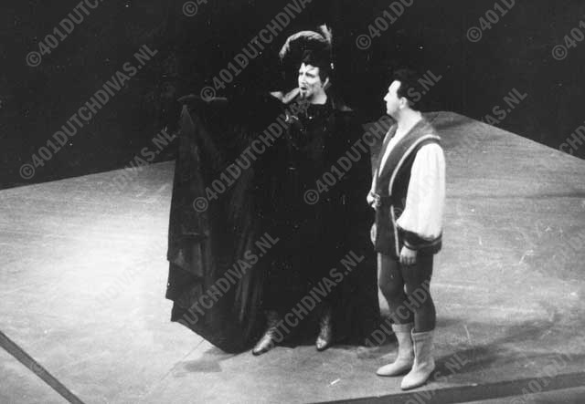 Faust (René Claassen) en Mephistofeles (Cornelis Schell) in een uitvoering van de Zuid Nederlandse Opera, 14-11-1966