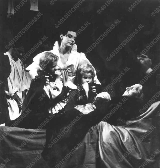 Première van Sütermeisters Raskolnikoff, Vrijdag 2 november 1962, Amsterdam Stadsschouwburg Marilyn Tyler als Sonja en Cornelis Schell als Marmeladoff in de sterfscène van Marmeladoff Ingrid Schell als Lene en Marty de Jong als Poletscha, dochters van Marmeladoff Première van Sütermeisters Raskolnikoff, Vrijdag 2 november 1962, Amsterdam Stadsschouwburg Marilyn Tyler als Sonja en Cornelis Schell als Marmeladoff in de sterfscène van Marmeladoff Ingrid Schell als Lene en Marty de Jong als Poletscha, dochters van Marmeladoff