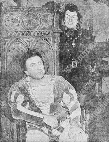 Ettore Babini, als Faust, in zijn studeerkamer, geobserveerd door Cornelis Schell ,als Mephistofeles. Ettore Babini, als Faust, in zijn studeerkamer, geobserveerd door Cornelis Schell ,als Mephistofeles.