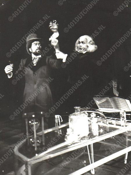 Gerard Krake, als Hermann samen met Gerard Groot in Hoffmann's Vertellingen, Opera Forum, 26 dec.1961. Gerard Groot zong de rollen van Lindorf, Coppelius, Pitichinaccio en dokter Mirakel