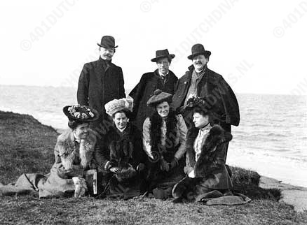 Aan de Zuiderzeekust, bij Valkeveen,maart 1906, staande van links naar rechts: Alphons Diepenbrock, Gustav Mahler en Willem Mengelberg.     Zittend: Mevr. Mengelberg, Mevr. H.G. de Booy-Boissevain, Mevr. P.J.Boissevain and Mevr. M.B. Boissevain-Pijnappel.