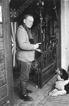Willem Mengelberg met zijn hond Rin, april 1947