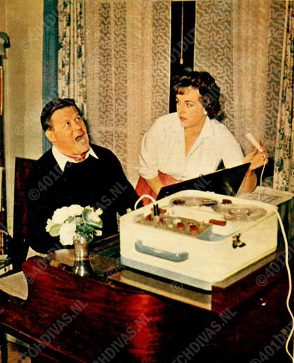 Bij het studeren is het bandopname-apparaat een grote steun geworden; iedere fout wordt haarfijn geregistreerd. Ook Caroline, nu (1956, J.L.) verbonden aan de Nederlandsche opera, gebruikt het. Bij het studeren is het bandopname-apparaat een grote steun geworden; iedere fout wordt haarfijn geregistreerd. Ook Caroline, nu (1956, J.L.) verbonden aan de Nederlandsche opera, gebruikt het.
