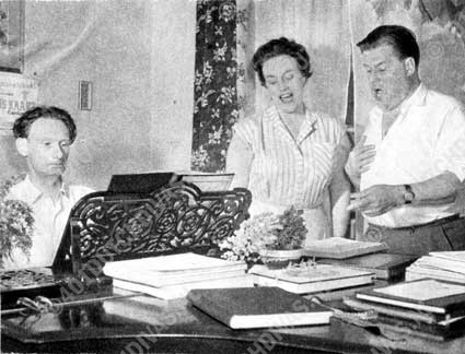 Tijdens hun verblijf in Nederland studeren Hans en Caroline dagelijks onder leiding van Nico Ringels (aan de piano). Tijdens hun verblijf in Nederland studeren Hans en Caroline dagelijks onder leiding van Nico Ringels (aan de piano).
