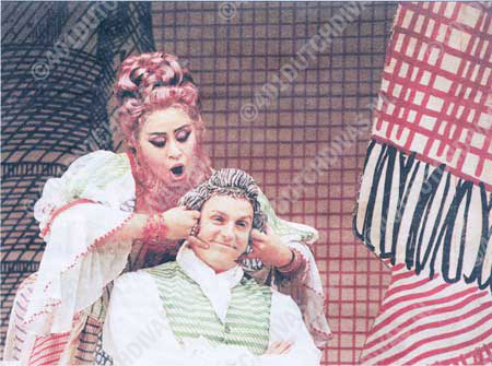 Tania Kross en Marcel Reijans in Stravinsky's The Rakes progress, 2005. Tania als Baba de Turk (de vrouw met de baard)(foto Hermann und Clärchen Baus)