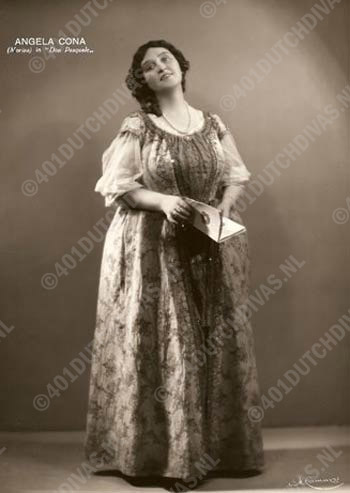 Angela Cona, sopraan, Norina in Don Pasquale (Foto 1930-1936, studio Camuzzi Milaan)