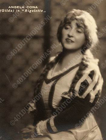 Angela Cona, sopraan, Gilda in Rigoletto (Foto 1930-1936, studio Camuzzi Milaan)