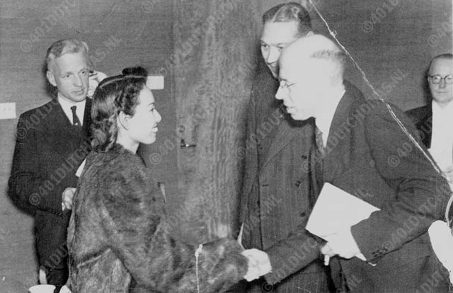 28 September 1946, prijsuitreiking Prix d'Excellence Vocalise door minister Beel. Verder v.l.n.r. burgemeester van A'dam D'Ailly, directeur Wereldomroep Van Broek en dirigent Hugo de Groot 28 September 1946, prijsuitreiking Prix d'Excellence Vocalise door minister Beel. Verder v.l.n.r. burgemeester van A'dam D'Ailly, directeur Wereldomroep Van Broek en dirigent Hugo de Groot