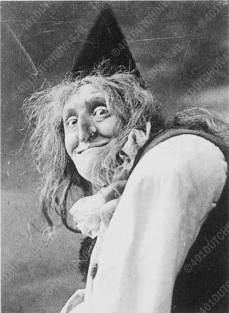 Betsy Judels-Kamphuijzen, in welke rol? De heks uit Hans en Grietje ligt voor de hand, maar in deze opera trad zij slechts eenmaal op, in 1896. En zij zong toen de rol van de moeder, de heks werd gezongen door de alt Irma Lozin. Betsy Judels-Kamphuijzen, in welke rol? De heks uit Hans en Grietje ligt voor de hand, maar in deze opera trad zij slechts eenmaal op, in 1896. En zij zong toen de rol van de moeder, de heks werd gezongen door de alt Irma Lozin.