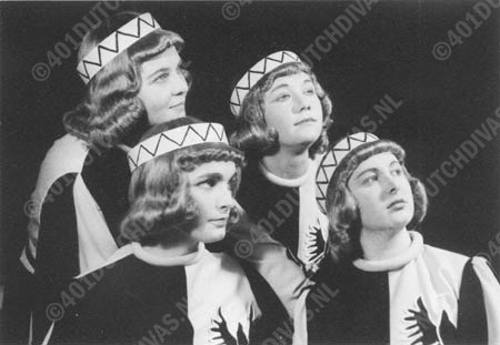 
De Nederlandsche opera, Wagner, Lohengrin 1951,De vier Edelkaben: Bovenaan Corry van Beckum en Nel Duval, onderaan Cora Canne Meijer en Greetje Landzaat.(foto Lend)