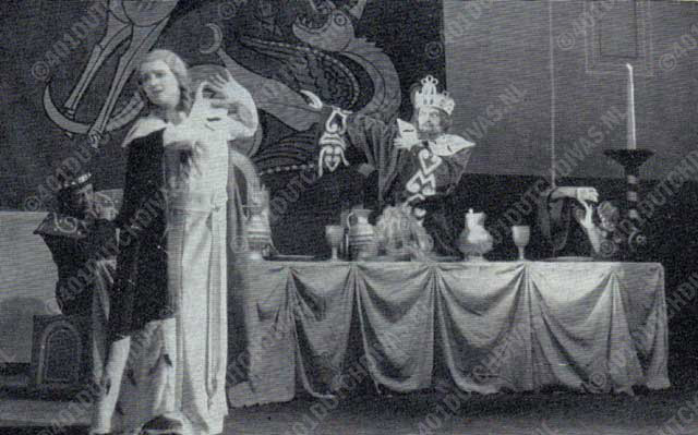 Corry van Beckum als Koningsdochter in een uitvoering van Pijpers Heer Halewijn in april 1952