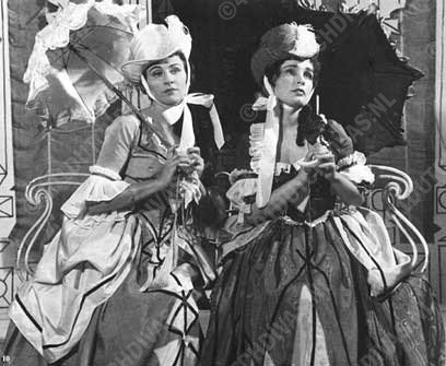 Erna Spoorenberg en Cora Canne Meijer in Mozart's 'Cosi fan tutte' Erna Spoorenberg en Cora Canne Meijer in Mozart's 'Cosi fan tutte'