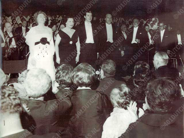 Erna Spoorenberg, Nan Merriman, de bas John Shirley Quirk, de tenor Richard Lewis en dirigent Antal Dorati, Tel-Aviv begin jaren zestig, privé collectie Erna Spoorenberg Erna Spoorenberg, Nan Merriman, de bas John Shirley Quirk, de tenor Richard Lewis en dirigent Antal Dorati, Tel-Aviv begin jaren zestig, privé collectie Erna Spoorenberg