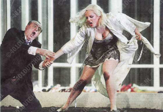 Eva-Maria Westbroek in Lady Macbeth van Sjostakovitsj, Amsterdam 3 juni 2006, Anatoli Kotsjerga als de opdringerige schoonvader (foto A.T.Schaeffer)