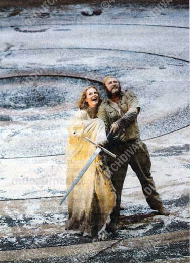 Sieglinde (Eva-Maria) en Siegmund (tenor Frank van Aken) in Die Walküre, 31 oktober 2010, Frankfurt(foto Monika Rittershaus) Sieglinde (Eva-Maria) en Siegmund (tenor Frank van Aken) in Die Walküre, 31 oktober 2010, Frankfurt(foto Monika Rittershaus)