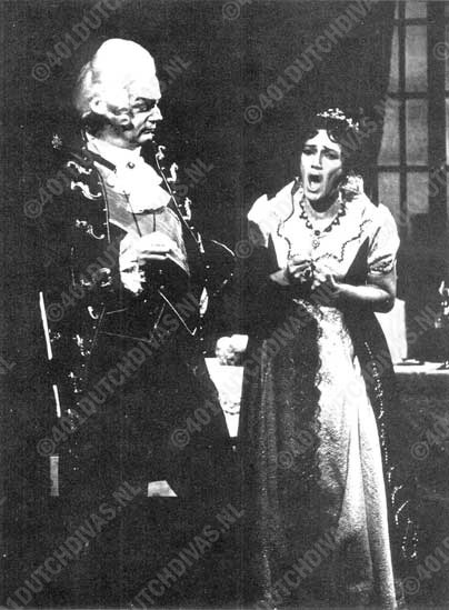 Jan Derksen als Scarpia en Gerry de Groot als Tosca, foto Maria Austria, Amsterdam, seizoen 1972-'73