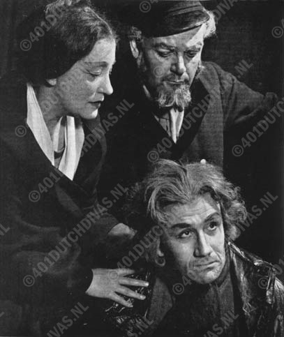 Greet Koeman (Ellen Erford), Caspar Broecheler (Balstrode, bariton) en Frans Vroons als Peter Grimes in de Nederlandse première van Benjamin Britten's opera Peter Grimes, 29 maart 1955