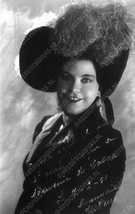 Huberte Vécray als Floria Tosca (foto Henri Vermeulen Huberte Vécray als Floria Tosca (foto Henri Vermeulen