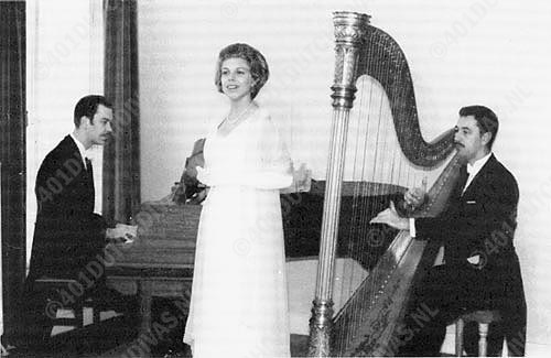 Het Arpa-Triada, v.l.n.r. Rudy de Heus, piano, Karin Ostar, sopraan en Edward Witsenburg, harp