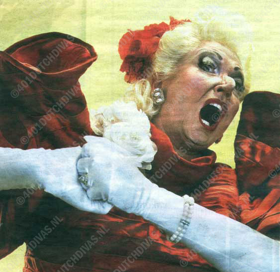 Ik lach bij 't zien van mijn schoonheid in deez' spiegel, uit de juwelenaria uit Gounod's opera Faust. Miranda van Kralingen in de rol van operadiva Bianca Castafiore in de musical 'Kuifje - De Zonnetempel'. Het is het musicaldebuut van Miranda van Kralingen, première op 22-05-2007. 2 Mei, de geboortedag van Hergé
