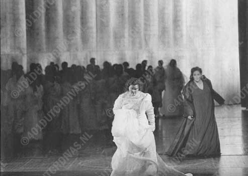 Charlotte Margiono en Linda Watson in 'Lohengrin', Amsterdam 2-2-2002. Foto Ruth Walz Charlotte Margiono en Linda Watson in 'Lohengrin', Amsterdam 2-2-2002. Foto Ruth Walz