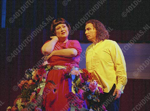 Wiebke Göetjes als Antonia in Hoffmann's Vertellingen, Hoffmann (Niclas Oettermann)(Foto's Immling Musikfestival 2003) Wiebke Göetjes als Antonia in Hoffmann's Vertellingen, Hoffmann (Niclas Oettermann)