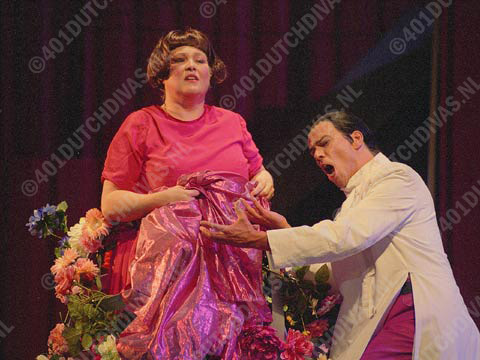 Wiebke Göetjes als Antonia in Hoffmann's Vertellingen, Dr. Mirakel (Wolfgang Glashof)(Foto's Immling Musikfestival 2003) Wiebke Göetjes als Antonia in Hoffmann's Vertellingen, Dr. Mirakel (Wolfgang Glashof)