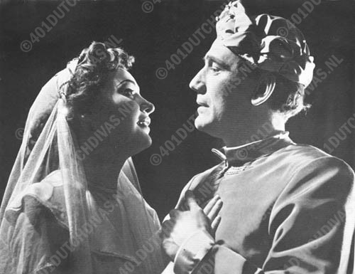 Pamina, een gastrol van de Engelse sopraan Adele Leigh en Tamino zingen hun beroemde liefdesduet, 21 januari 1954, Amsterdam, Stadsschouwburg