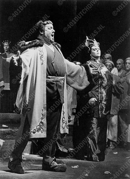 Marijke van der Lugt als Turandot en Hans Kaart als Calaf in Puccini's Turandot, De Nederlandse Opera, 1961 (foto: Algemeen Hollands Fotopersbureau)