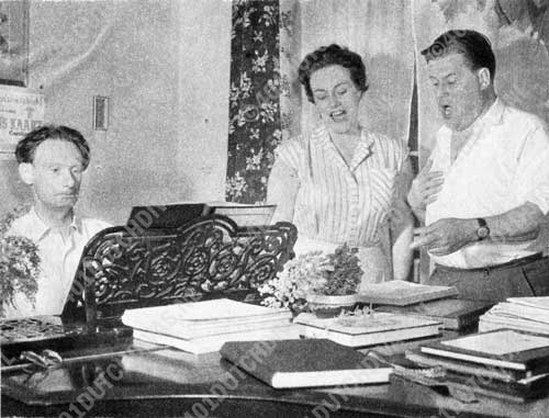 tijdens hun verblijf in Nederland studeren Hans en Caroline dagelijks onder leiding van Nico Ringels (aan de piano) tijdens hun verblijf in Nederland studeren Hans en Caroline dagelijks onder leiding van Nico Ringels (aan de piano)