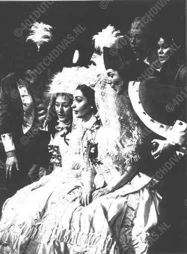 Cosi fan tutte, seizoen 1968-1969, vlnr. Gerard van Loon, Nelly Morpurgo, Emmy Greger, Simon van der Geest, Tom Haenen en Marion Schmitz, foto Maria Austria