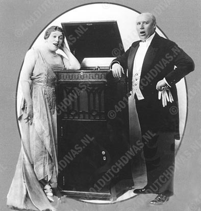 Jacques Urlus en Marie Rappold bij een Edison Diamond Disc grammofoon
